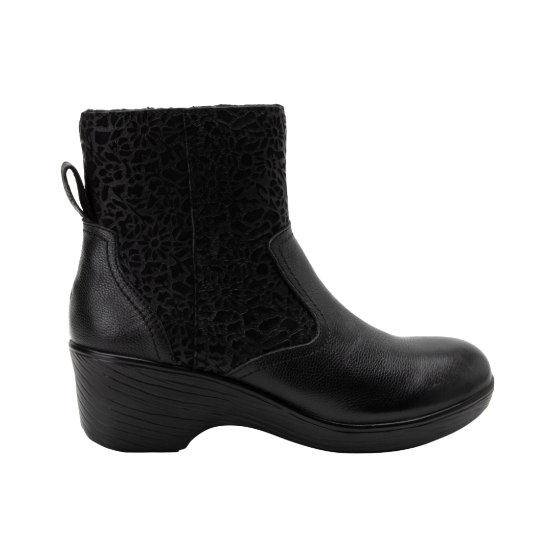 Side View of Women’s Alegria Scarlett boot in black – featuring a cushioned footbed, side zipper closure, and slip-resistant outsole for all-day wear.