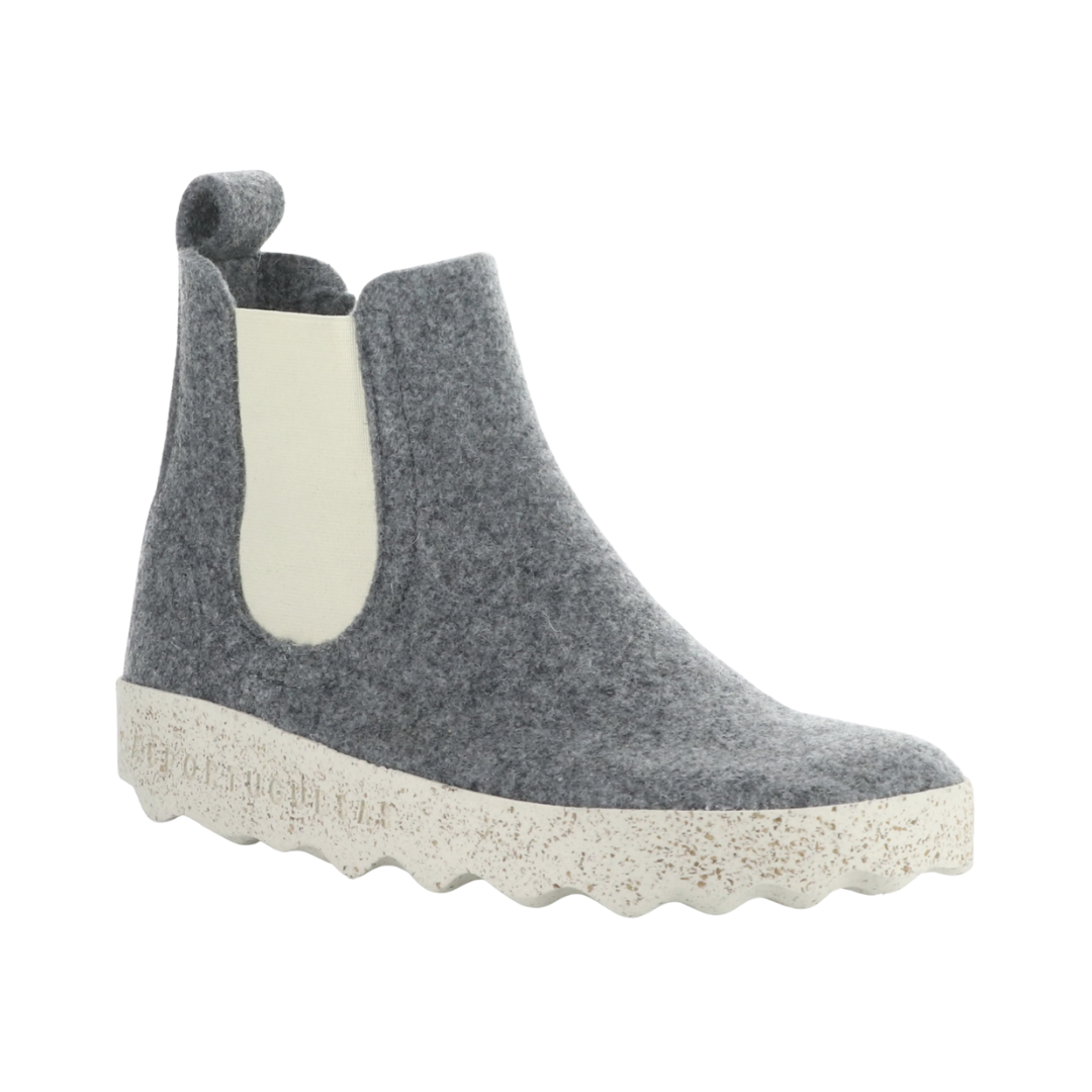 Side view of Women’s Asportuguesas Caia in Concrete – featuring a minimalist bootie-style profile, recycled wool upper in soft grey, flexible elastic inserts for easy on/off, and a cork and rubber outsole for eco-conscious cushioning.