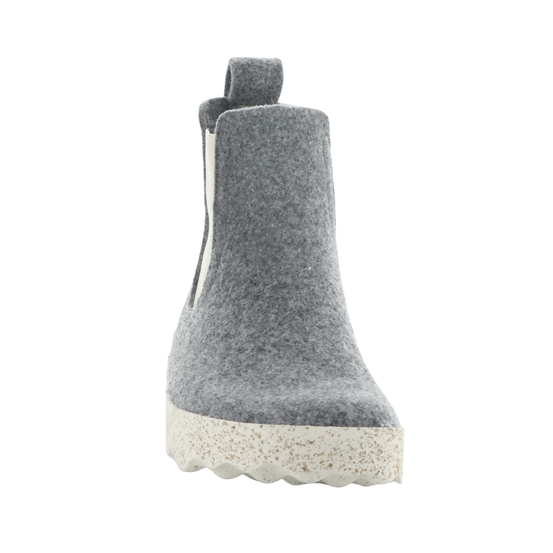 Front view of Women’s Asportuguesas Caia in Concrete – featuring a rounded toe with soft felted wool upper in light concrete grey, twin elastic gore panels, and a seamless mid-cut slip-on silhouette for modern comfort.