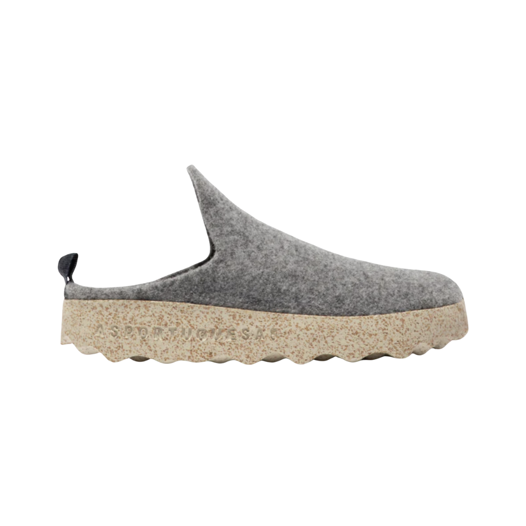 Side view of Asportuguesas Come in Concrete Tweed – featuring a felted recycled wool upper in heathered concrete grey, low bootie-style silhouette, and a cork and rubber outsole for lightweight, sustainable cushioning.