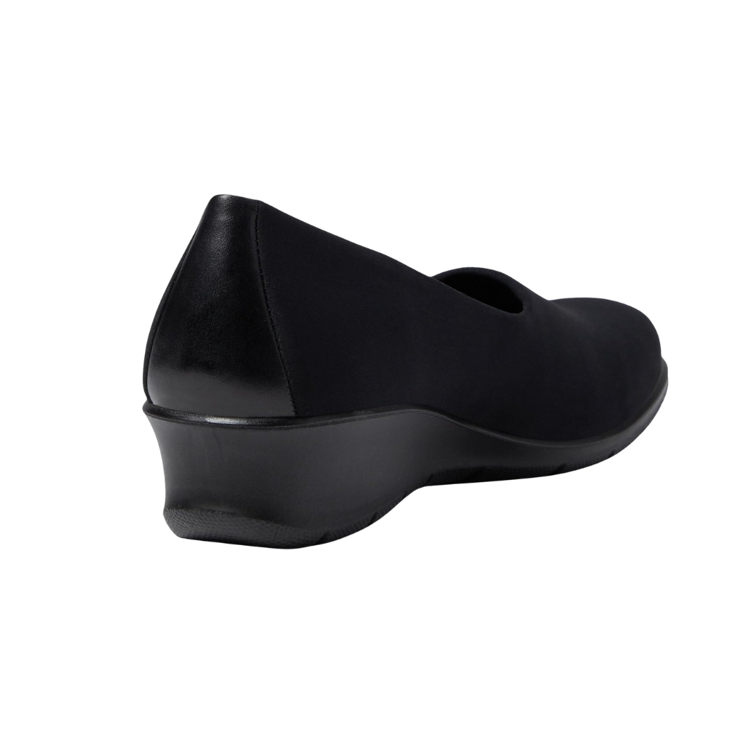 Angled view of Women’s Ecco Felicia Stretch slip-on in black – featuring ergonomic footbed with anatomical arch support to reduce foot fatigue, lightweight midsole with shock absorption, and sleek silhouette ideal for casual and active wear.