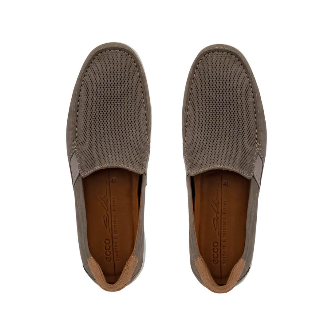 Top view of Men’s Ecco S-Lite moccasin in warm grey – featuring padded collar for added comfort, breathable lining to keep feet dry, and slip-on design for easy wear.