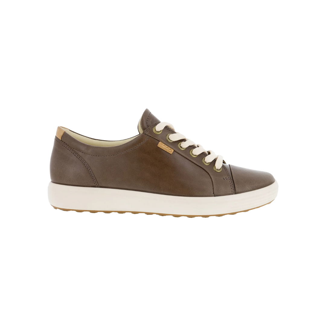 Side view of Women’s Ecco Soft 7 sneaker in taupe – featuring premium soft leather upper for durability and a sleek look, cushioned removable insole for personalized comfort, and lightweight sole for flexible movement.