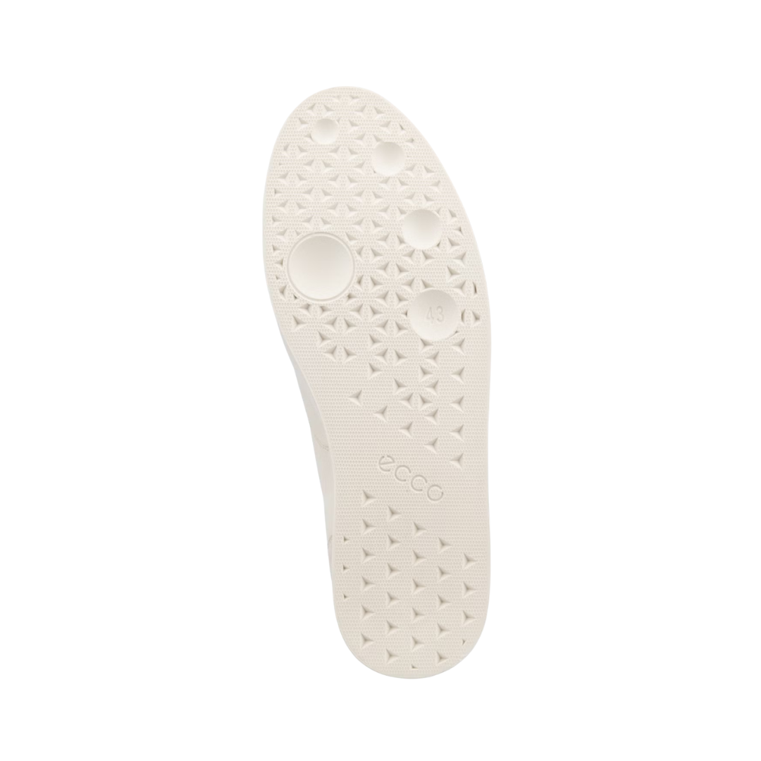 Bottom View of Men’s ECCO Street Lite Luxe Sneaker in Limestone/Nutmeg Brown – featuring durable rubber outsole for traction, pivot-point tread pattern for grip, and flexible sole for natural movement.