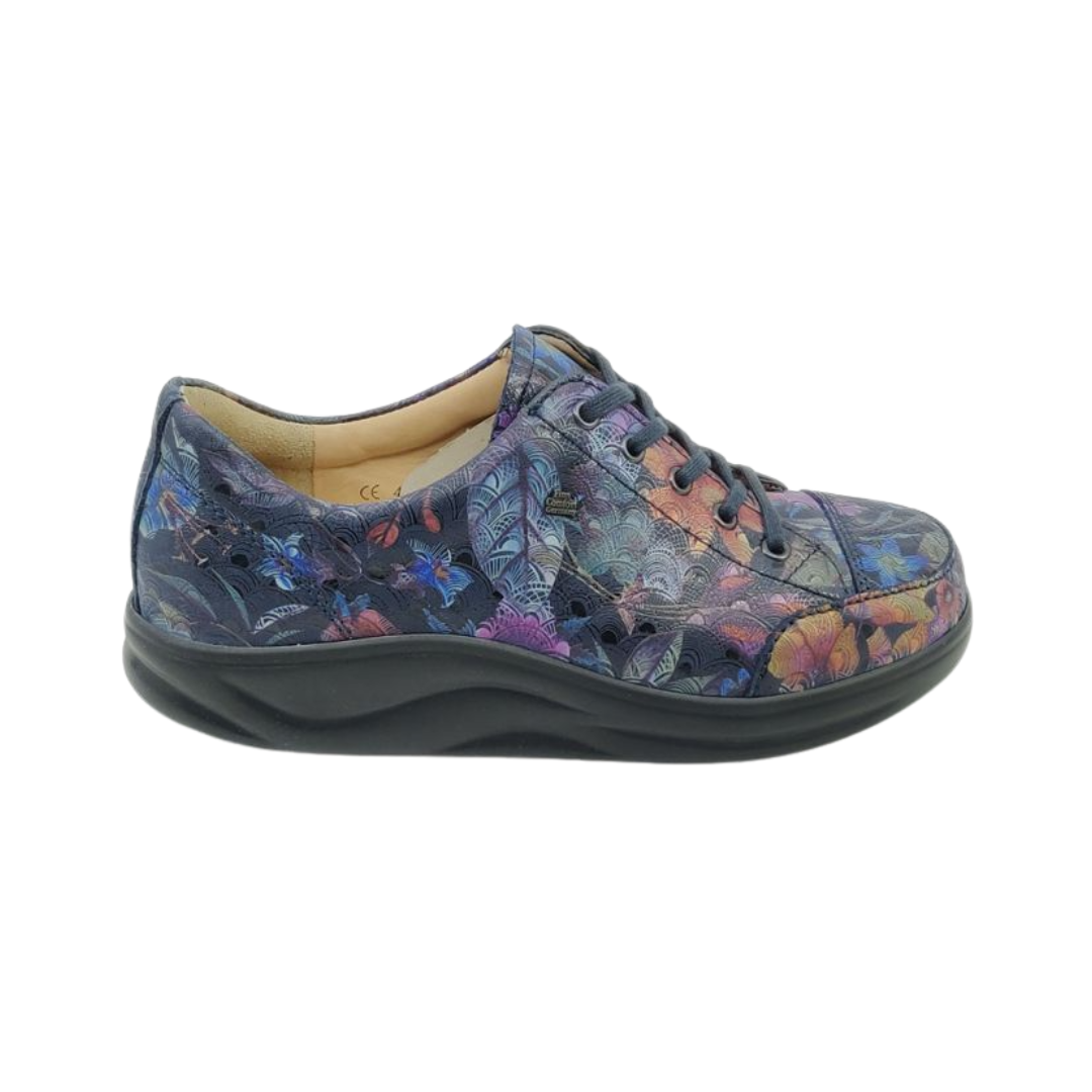 Side View of Women’s Finn Comfort Ikebukuro Darkblue Irpino Shoe in Dark Blue – featuring smooth leather upper for sleek style, cushioned footbed for comfort, and durable outsole for all-day support.