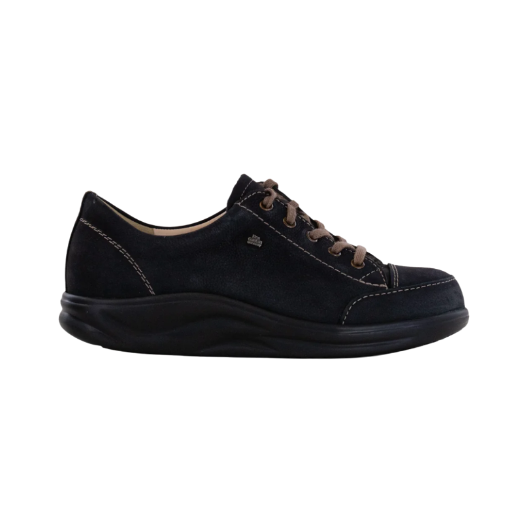 Side View of Women’s Finn Comfort Ikebukuro Nero Schwarz Shoe in Black – featuring smooth leather upper for sleek style, cushioned footbed for comfort, and durable outsole for all-day wear.