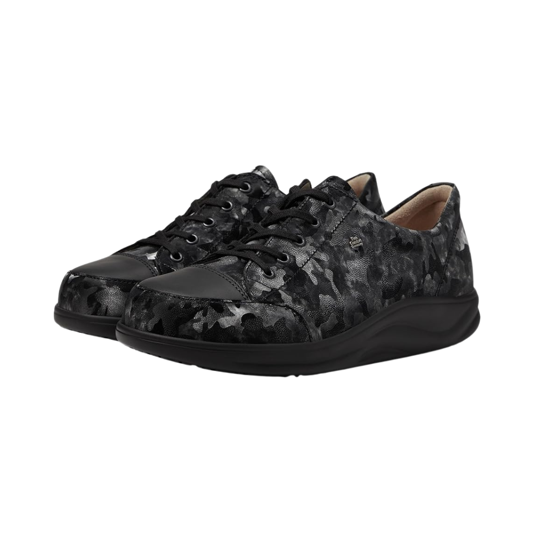 Side View of Women’s Finn Comfort Ikebukuro Nero Schwarz Diva Shoe in Black – featuring smooth leather upper for sleek style, cushioned footbed for comfort, and durable outsole for all-day support.