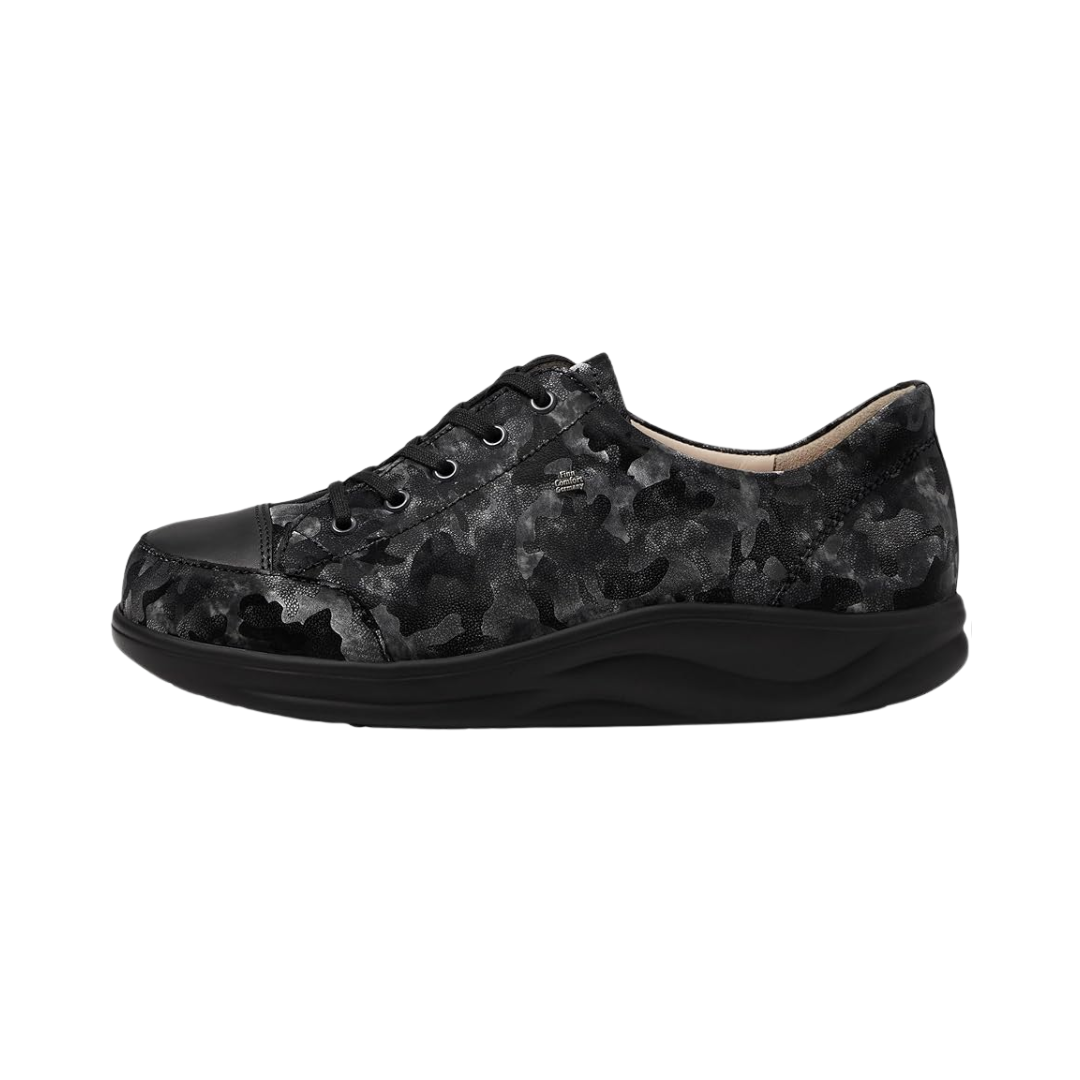 Side View of Women’s Finn Comfort Ikebukuro Nero Schwarz Diva Shoe in Black – featuring smooth leather upper for sleek style, cushioned footbed for comfort, and durable outsole for all-day wear.