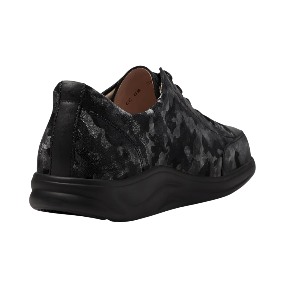 Angled View of Women’s Finn Comfort Ikebukuro Nero Schwarz Diva Shoe in Black – featuring stylish silhouette with polished finish, cushioned interior for comfort, and sturdy sole for stability.