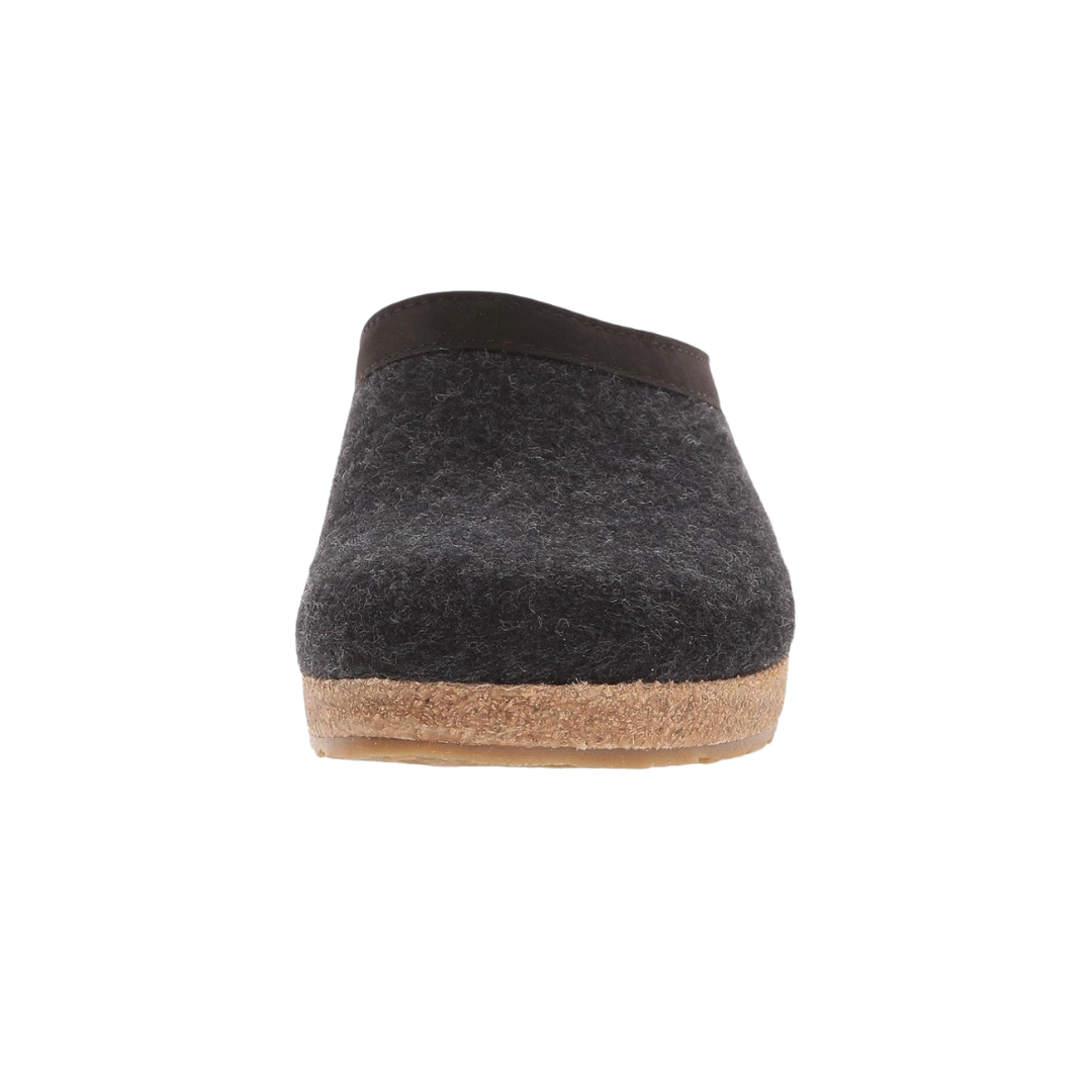 Front view of Haflinger Men's GZL Grizzly in Charcoal – featuring a rounded toe, seamless wool felt construction, and classic clog silhouette for easy wear and foot-conforming fit.