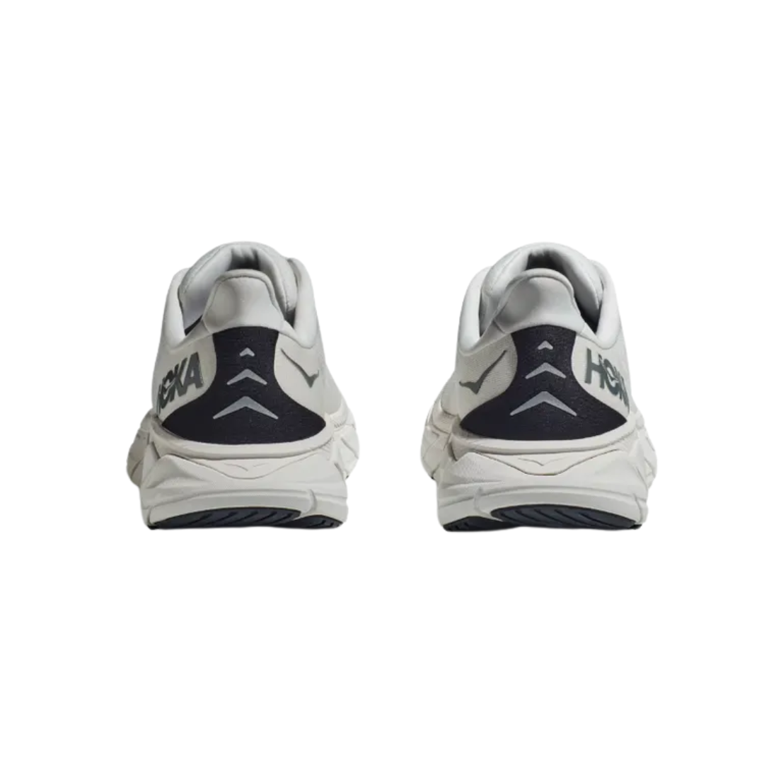 Back view of Men’s Arahi 6 running shoe in blanc de blanc and steel wool – featuring molded heel counter for rearfoot stability, pull tab for easy on and off, and subtle branding details.