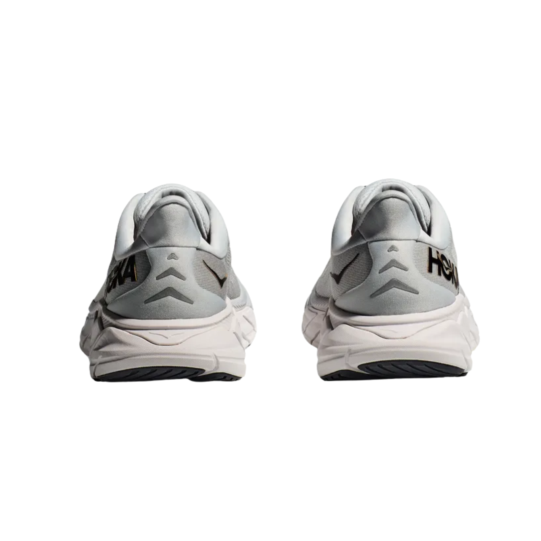 Back view of Men’s Arahi 6 running shoe in harbor mist and black – featuring molded heel counter for rearfoot stability, pull tab for easy on and off, and subtle branding details.