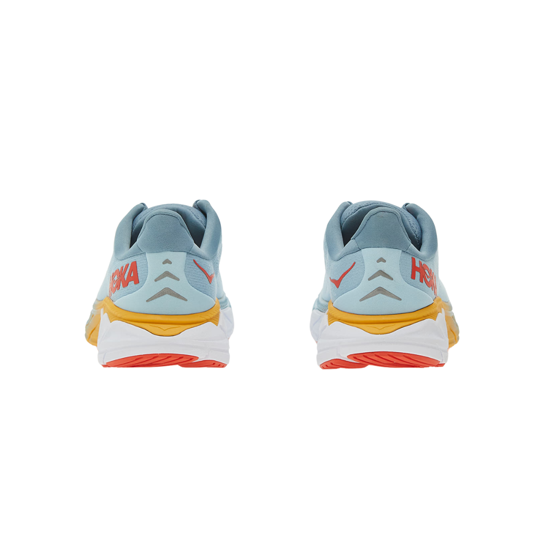 Back view of Men’s Arahi 6 running shoe in summer song and mountain spring – featuring molded heel counter for rearfoot stability, pull tab for easy on and off, and subtle branding details.