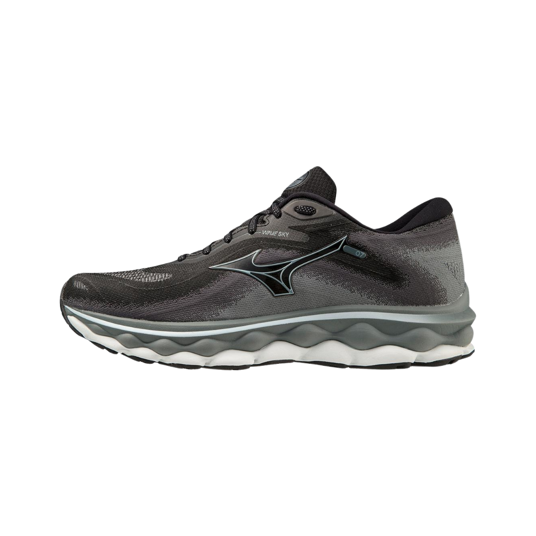 Side view of Men’s Wave Sky 7 running shoe in black and glacier ridge – featuring a dual-layer Enerzy Core midsole, stretch-woven upper for adaptive fit, and gusseted tongue to reduce in-shoe movement.