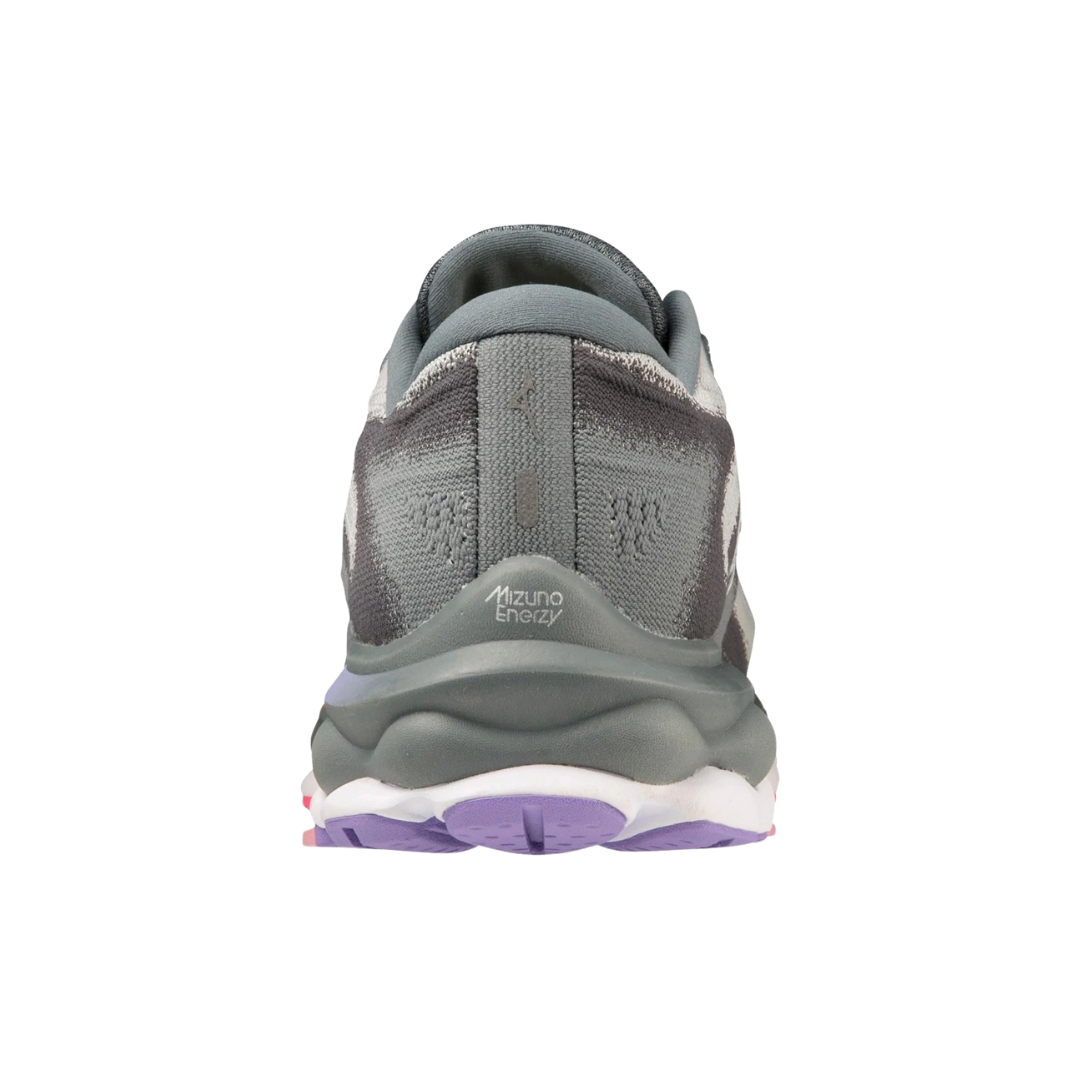 Back view of Women’s Wave Sky 7 running shoe in pearl blue and white – featuring a molded external heel counter for secure rearfoot support, cushioned collar that reduces pressure on the Achilles, and reflective detailing for low-light visibility.