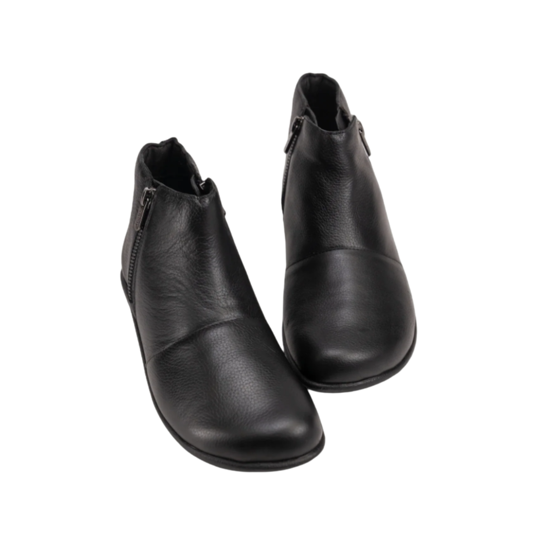 Front View of Women’s Naot Wanaka shoe in black leather – featuring a smooth leather toe, minimal seam design, and slip-on comfort.