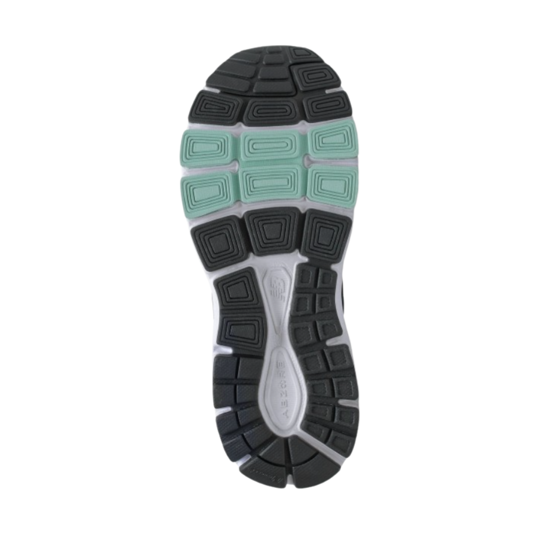 Bottom View of Women’s New Balance 840v5 running shoe in black – featuring durable rubber outsole with flex grooves, traction zones, and smooth heel-to-toe transition.