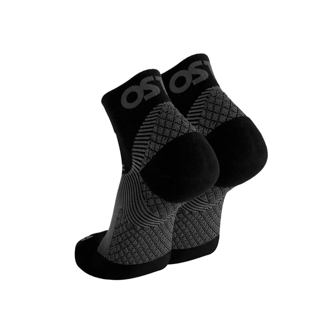 Side view of unisex OS1st Plantar Fasciitis quarter crew socks in black – featuring reinforced arch support, cushioned footbed to alleviate heel pain, moisture-wicking seamless design, and quarter length for versatile wear and enhanced comfort.