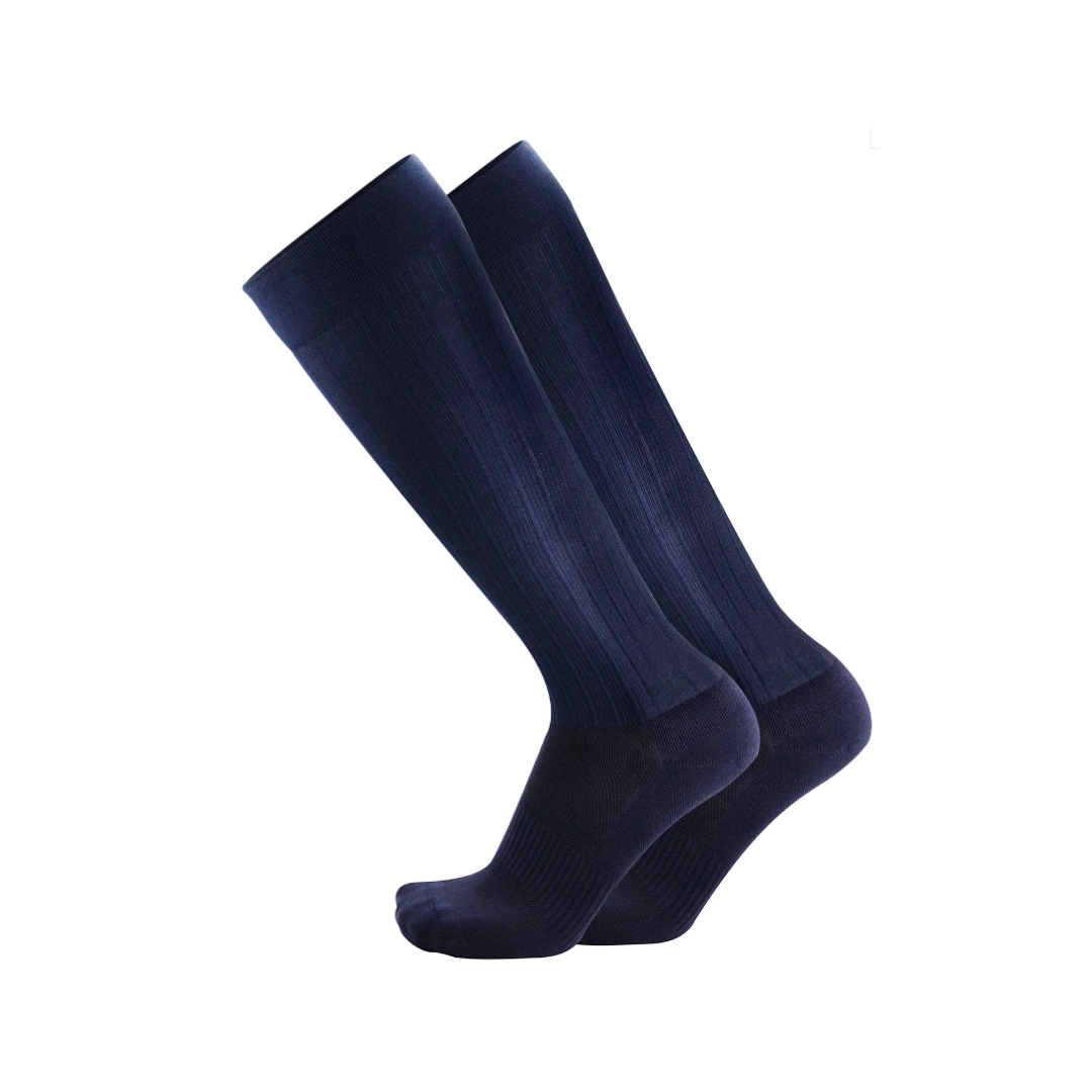 Side view of unisex OS1st Travel knee socks in navy – featuring firm graduated compression to reduce leg fatigue during travel, moisture-wicking fabric for breathability, reinforced toe and heel for durability, and knee-high length for enhanced circulation support.