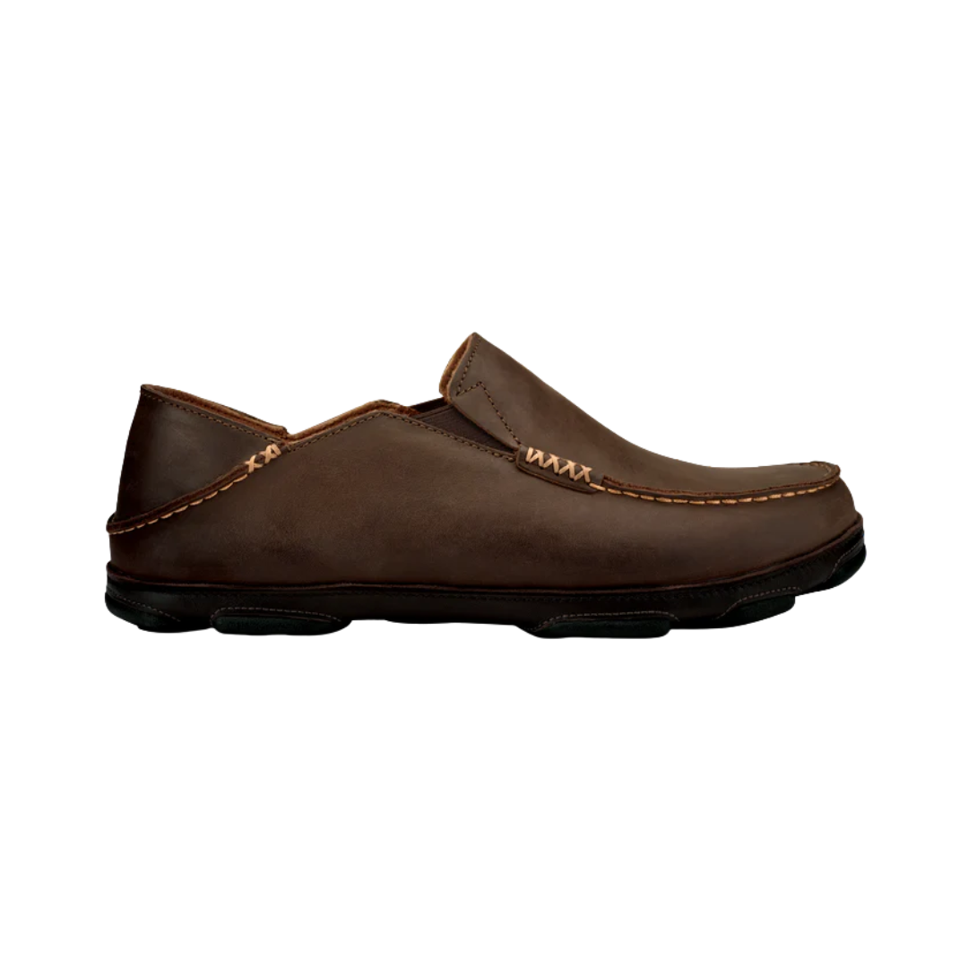 Side View of Men’s Olukai Moloa in dark wood/dark java – featuring a premium leather upper, collapsible Drop-In Heel®, and a cushioned microfiber lining for comfort.