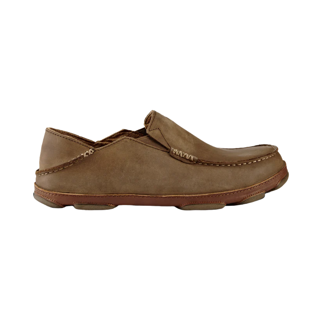 Side view of Men’s Olukai Moloa slip-on in Ray/Toffee – crafted with full-grain leather, dual elastic gore panels, and non-marking wet-grip rubber outsole.