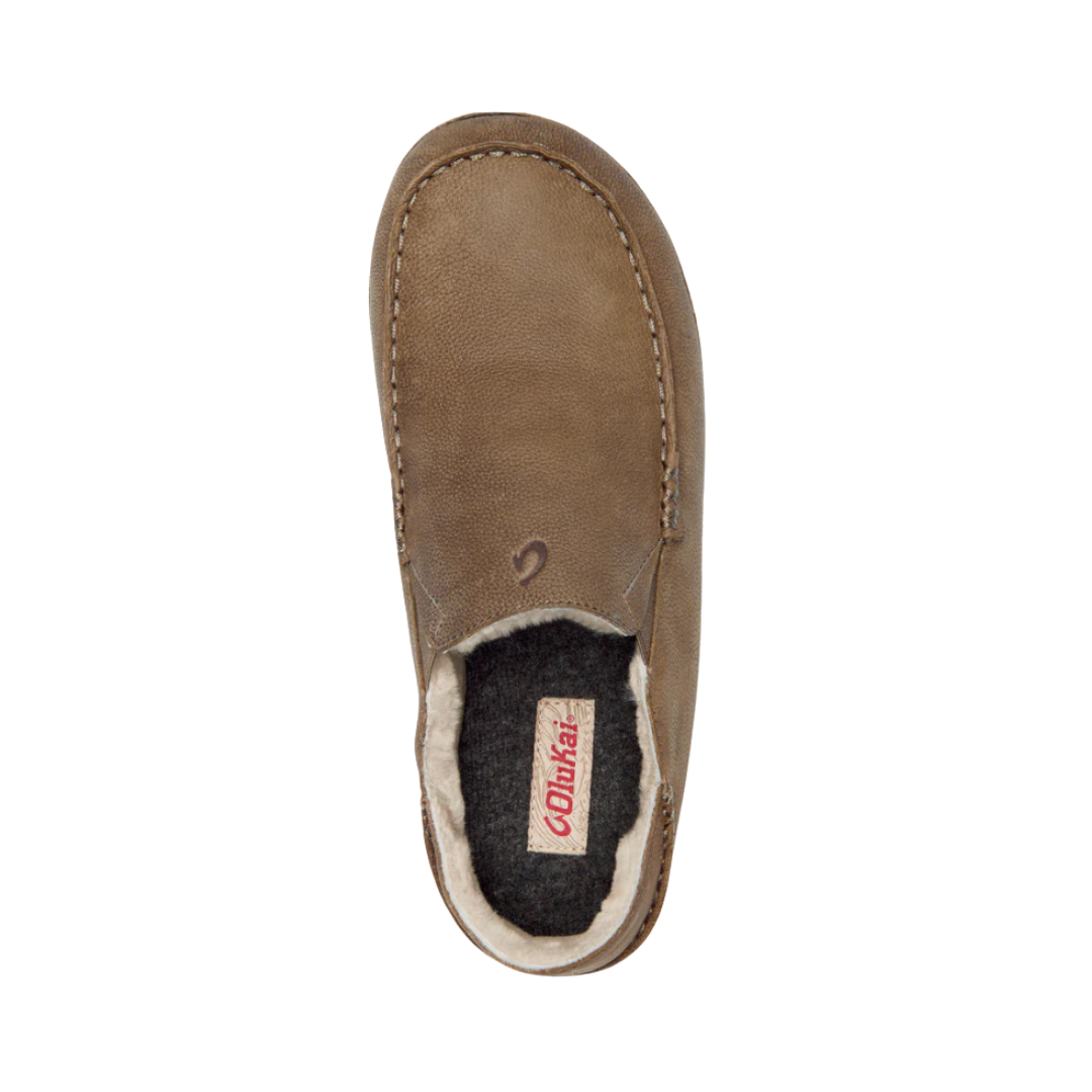 Top View of Men’s Olukai Kipuka Hulu slipper in toffee – featuring premium nubuck leather, cozy shearling lining, and a cushioned footbed for all-day comfort.