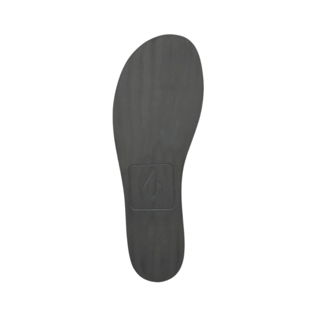 Bottom View of Men’s Olukai Moloa Hulu slipper in black – featuring a durable non-marking rubber outsole, versatile traction pattern, and supportive footbed for indoor and outdoor wear.