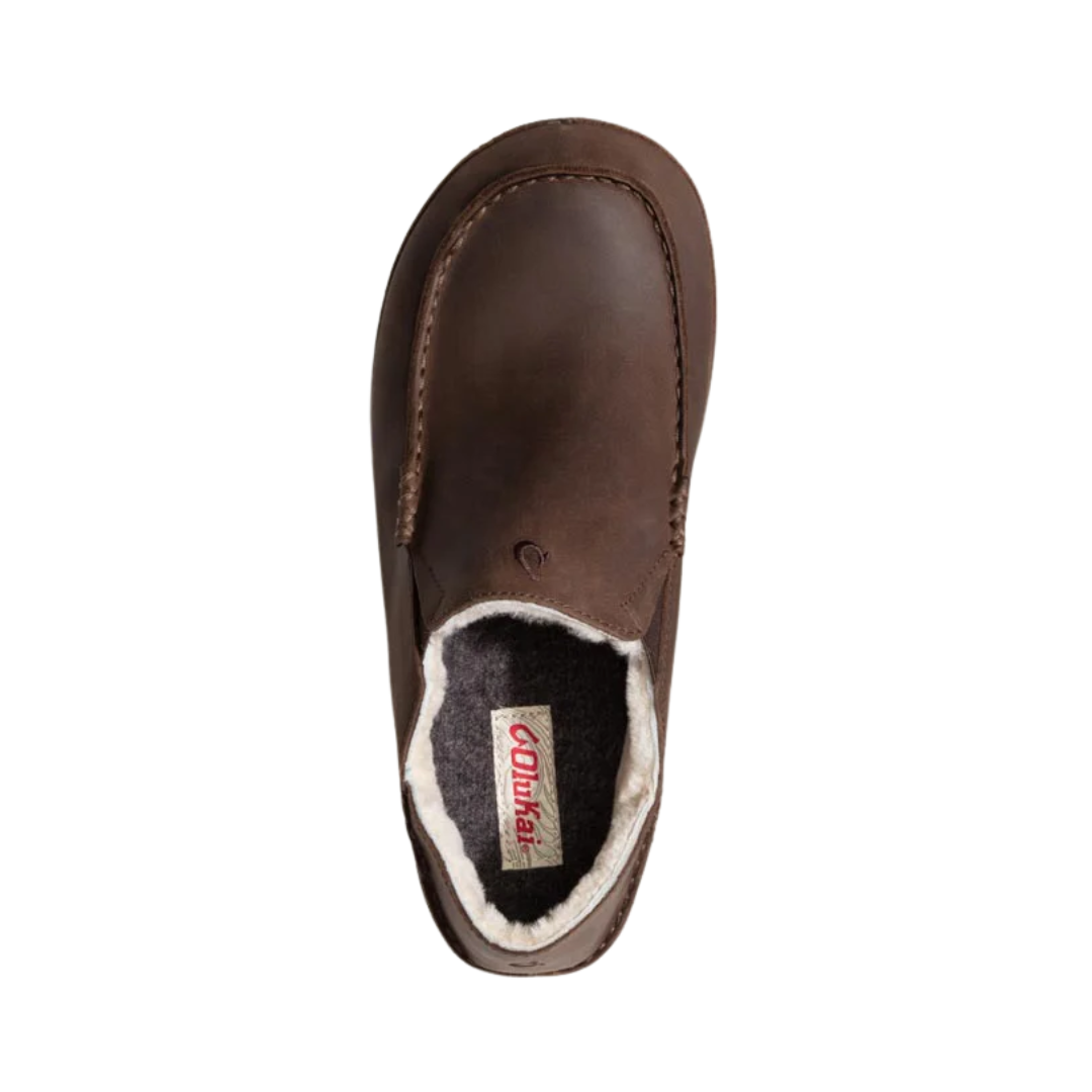 Top View of Men’s Olukai Moloa Slipper in dark wood – featuring a wide opening for easy slip-on, cozy microfiber lining, and a contoured footbed for superior support.