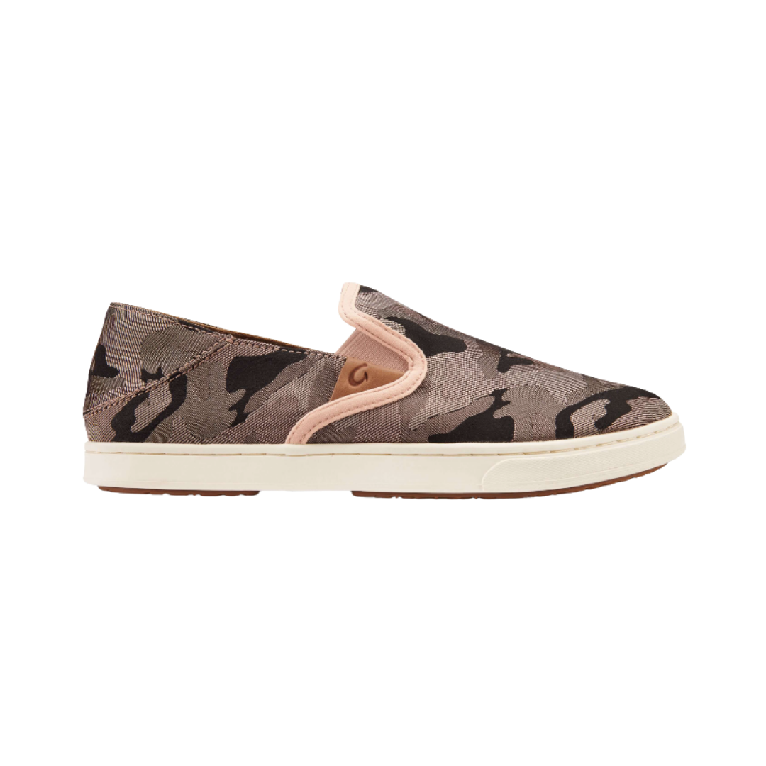 Side View of Women’s Olukai Pehuea Pa‘I slip-on sneaker in soft pink with Ke Au camo – featuring a breathable mesh upper, dual elastic side panels, and a removable dual-density footbed for all-day comfort.