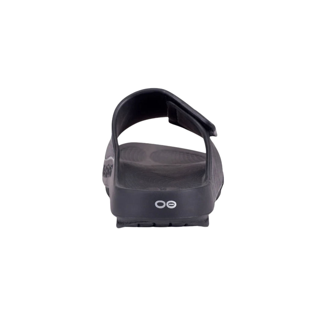 Back view of Men’s Ooahh Sport Flex Sandal in matte black – featuring a gently cupped heel, softly rounded footbed edge, and molded design for natural alignment and support during recovery.