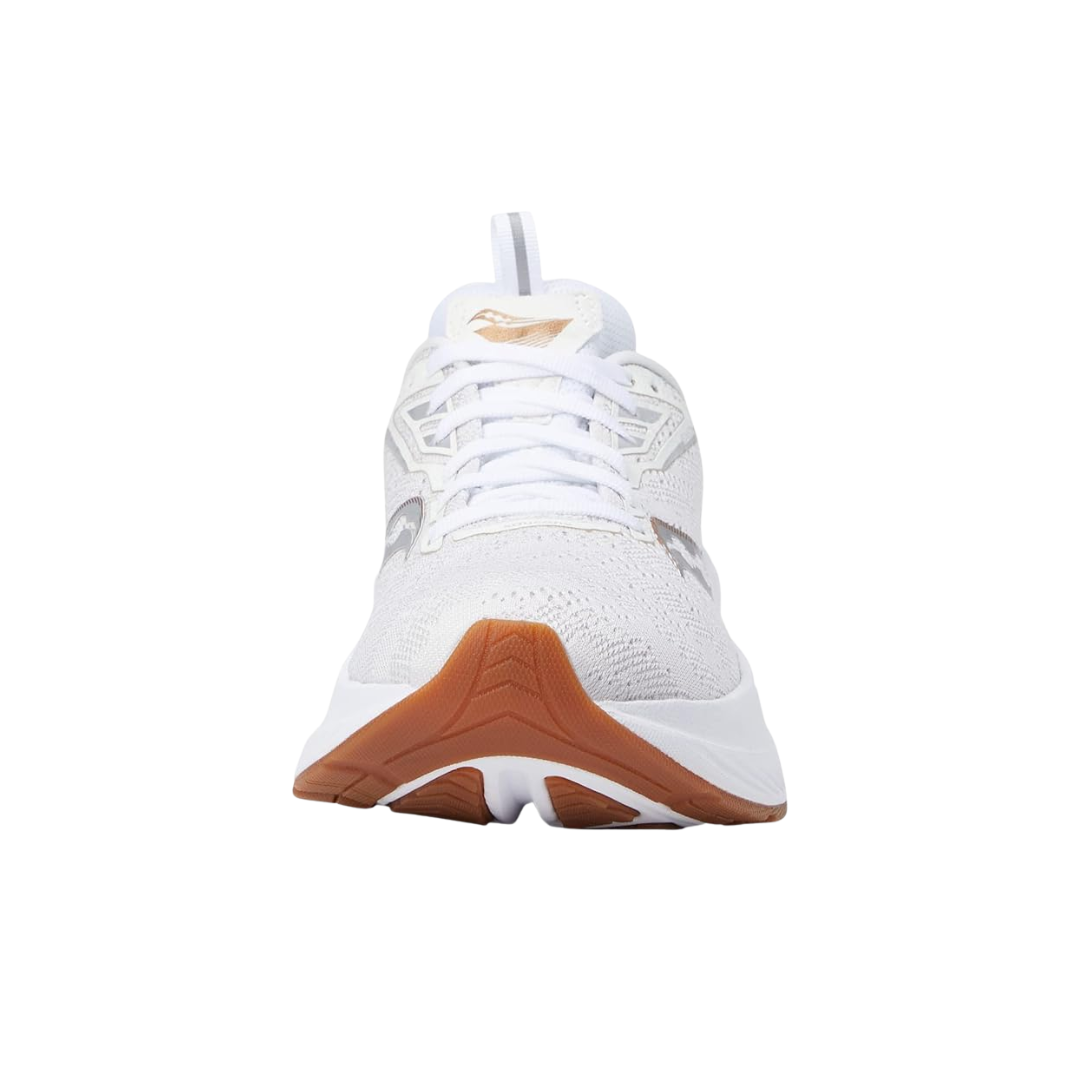 Front view of Men’s Saucony Echelon 9 in White/Gum – featuring a wide white mesh toe box with reinforced synthetic overlays for durability, and flat white laces for a clean, secure, and orthotic-friendly fit.
