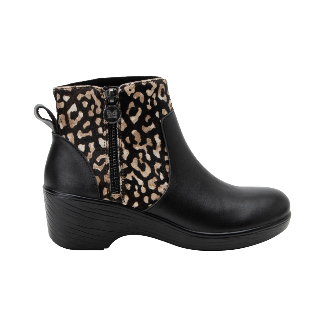 Side View of Women’s Alegria Serina boot in tundra brown – featuring a cushioned removable footbed, side zipper closure, and slip-resistant outsole for versatile wear.