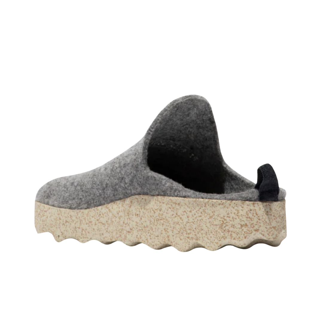 Angled view of Asportuguesas Come in Concrete Tweed – featuring a cozy wool tweed upper in soft grey tones, elastic gore for slip-on ease, and eco-conscious cork-rubber sole combining modern comfort with sustainable materials.