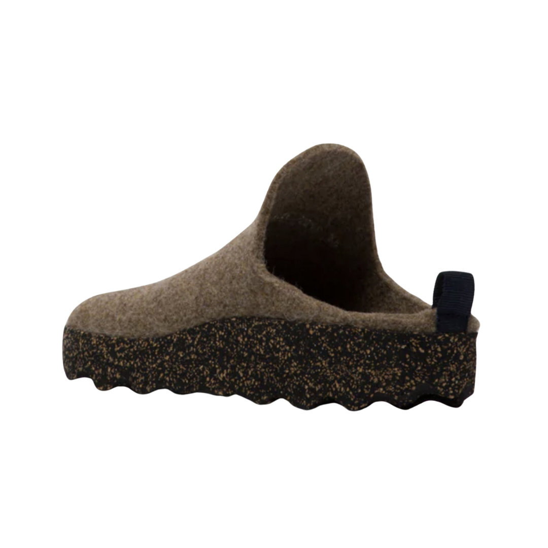 Angled view of Asportuguesas Come in Taupe – featuring a cozy wool-blend upper, stretchy slip-on design, cork-rubber sole, and neutral taupe colorway for easy styling and everyday sustainable comfort.