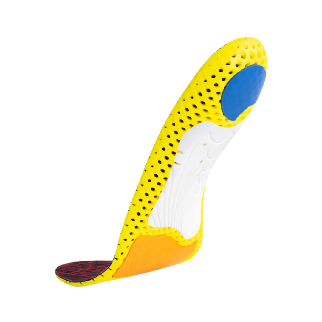 Angled view of Currex RunPro Low Profile Insole – featuring an ergonomic shape tailored for runners with low arches, energy-returning cushioning, and targeted support zones to enhance gait and reduce fatigue.