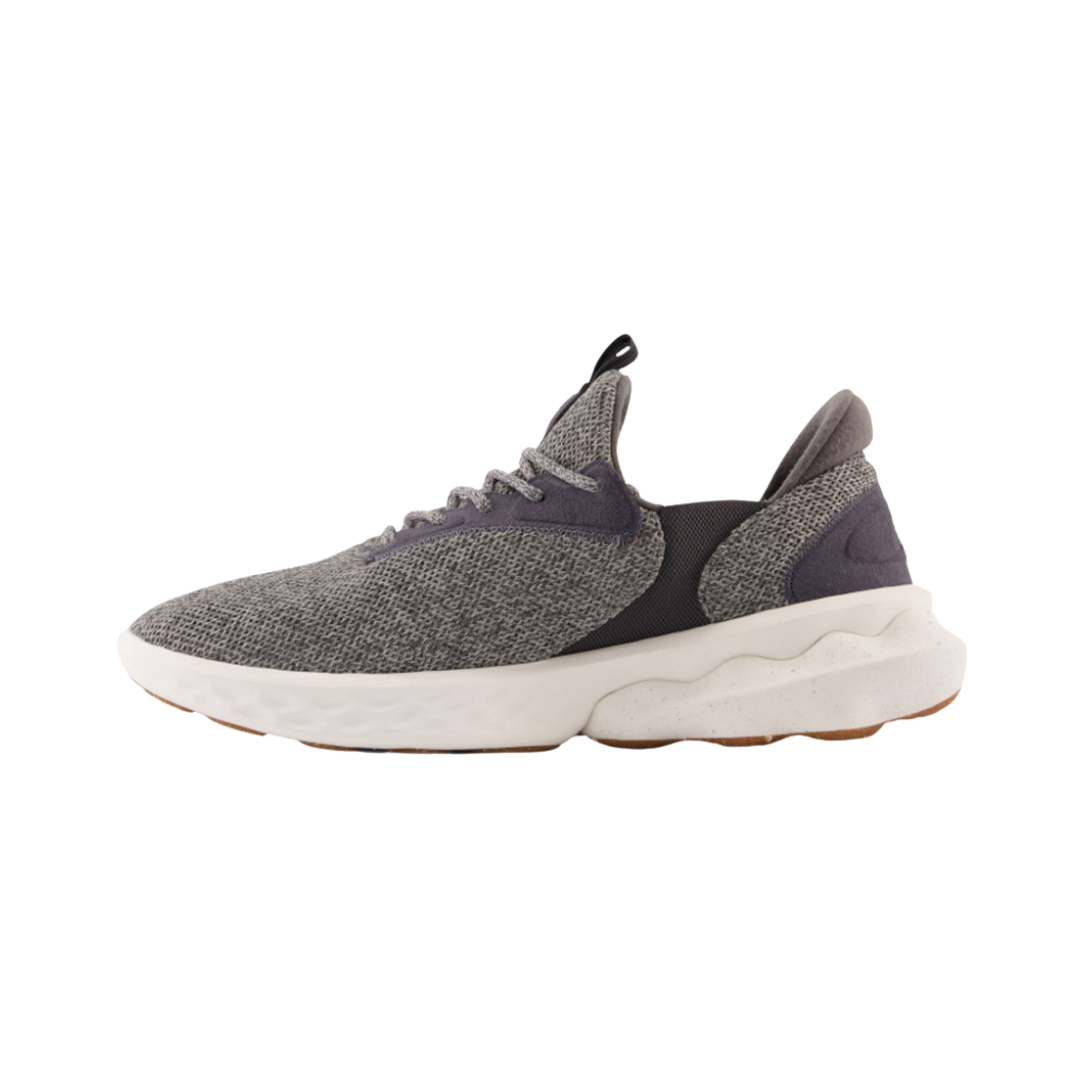 Side view of Women's New Balance 847v4 athletic shoe in arctic fox, silver mink, and peach soda – highlighting breathable mesh panels, secure lacing system, and padded collar for a comfortable fit.