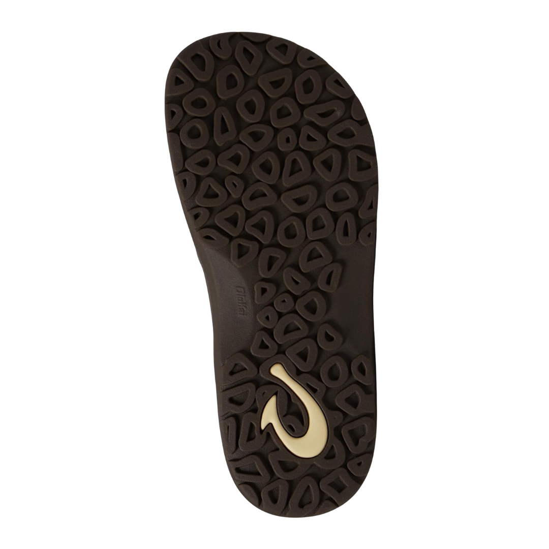 Bottom view of Men’s Olukai Ohana sandal in Dark Java/Ray – featuring a non-marking rubber outsole with coral reef lug pattern for enhanced traction, water-friendly grip zones, and curved heel design for stability.